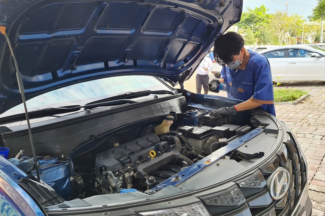 Kỹ thuật Hyundai Bà Rịa Vũng Tàu đang vệ sinh khoang máy cho khách hàng tại chương trình sửa chữa bảo dưỡng lưu động