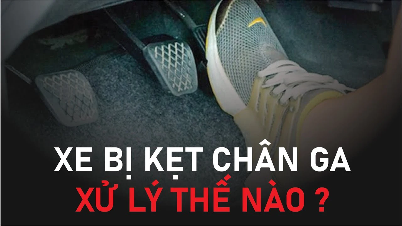 Nên làm gì khi ô tô đang chạy bị kẹt chân ga 2 xe bi ket chan ga 1