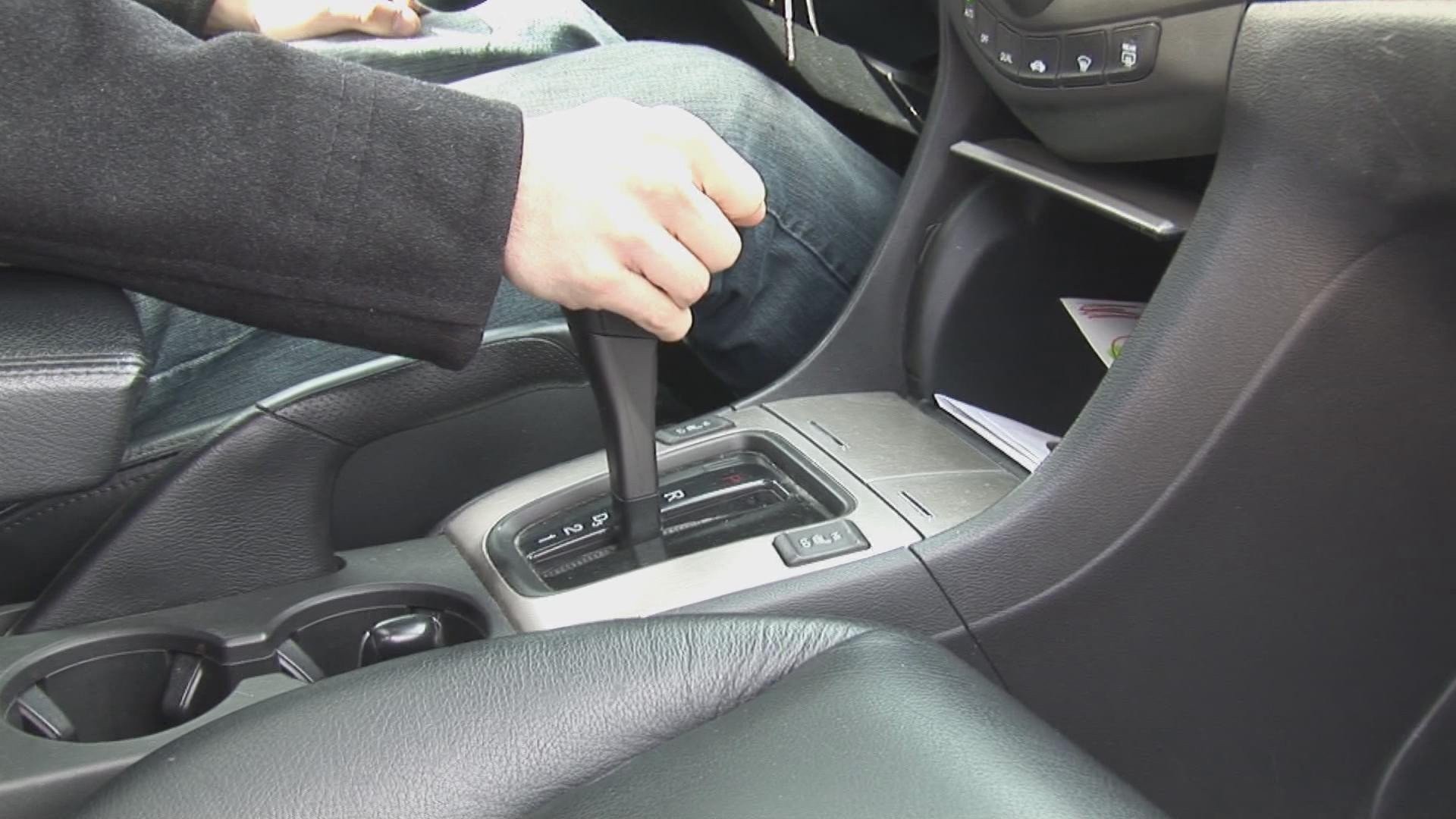 Nên làm gì khi ô tô đang chạy bị kẹt chân ga 4 xe bi ket chan ga 3